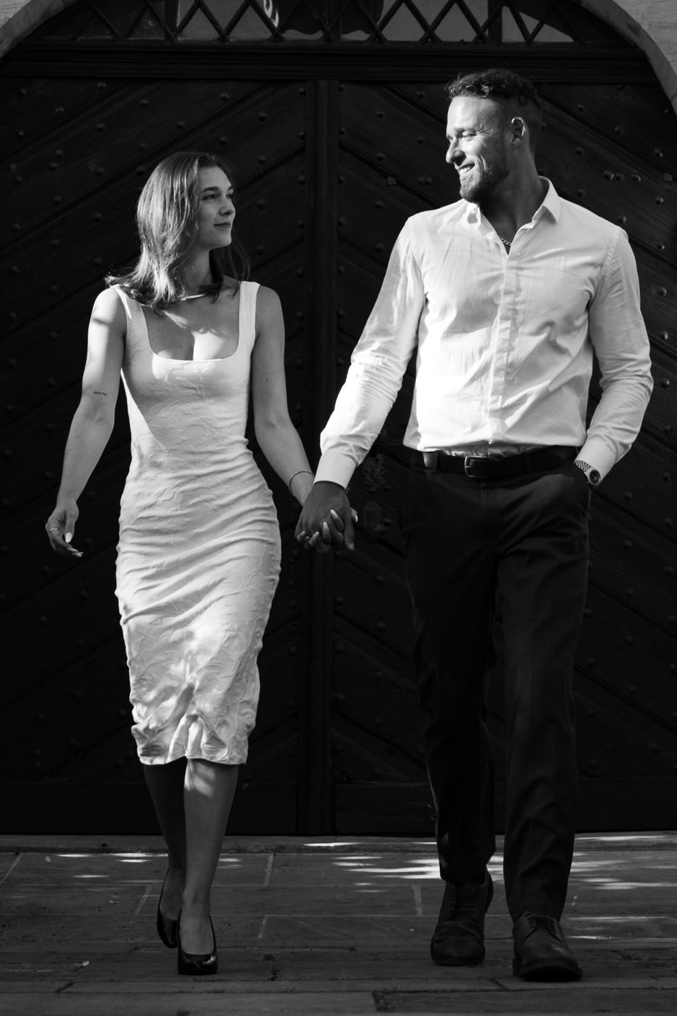 Tina und Flo gehen Hand in Hand